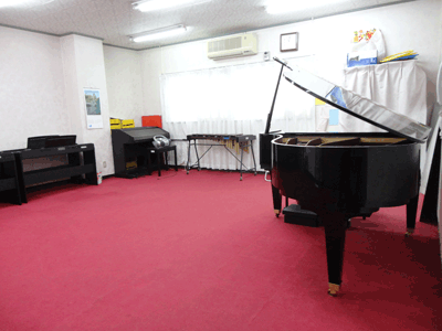 各教室にグランドピアノを完備